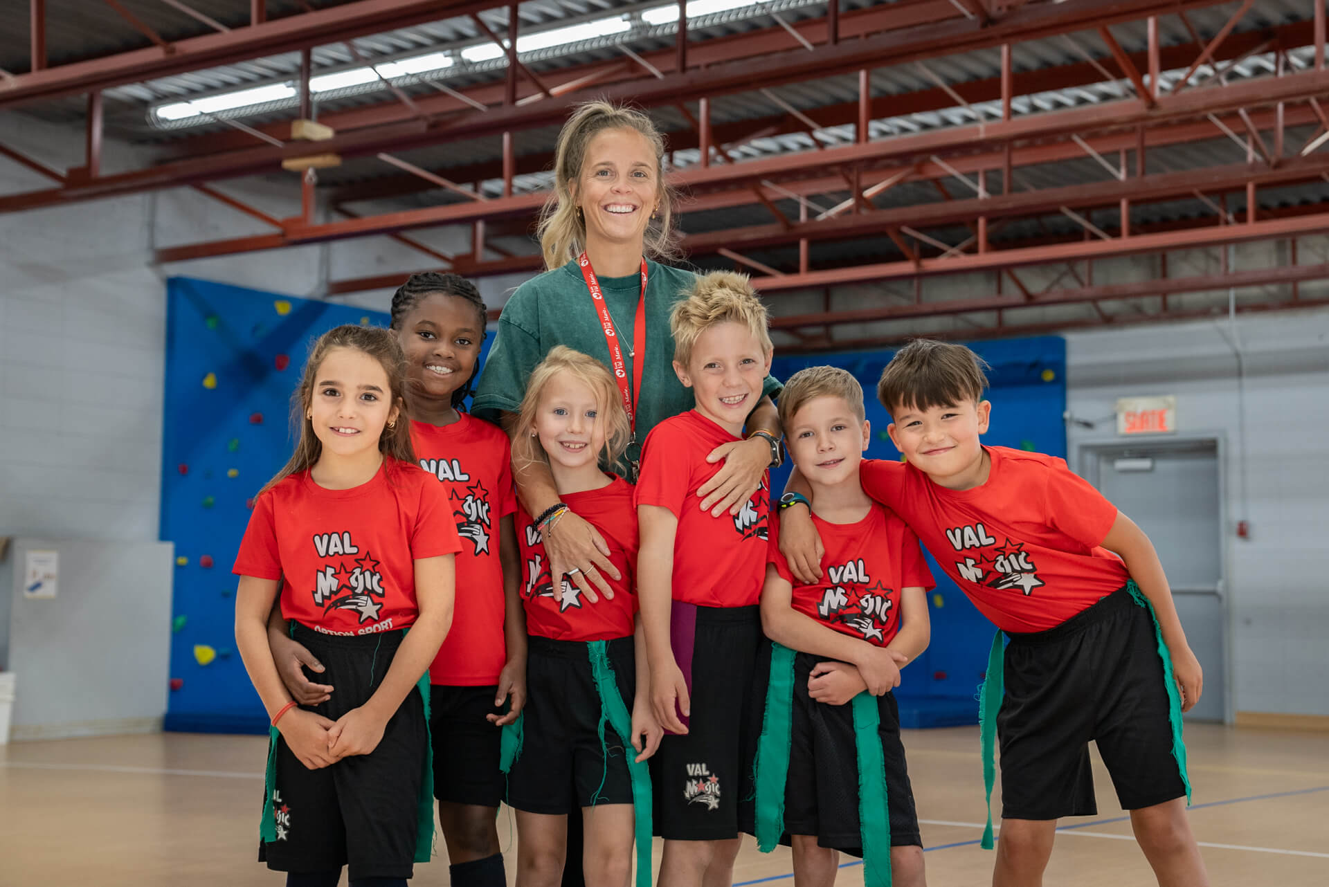 Enseignante d'éducation physique avec son équipe Val Magic