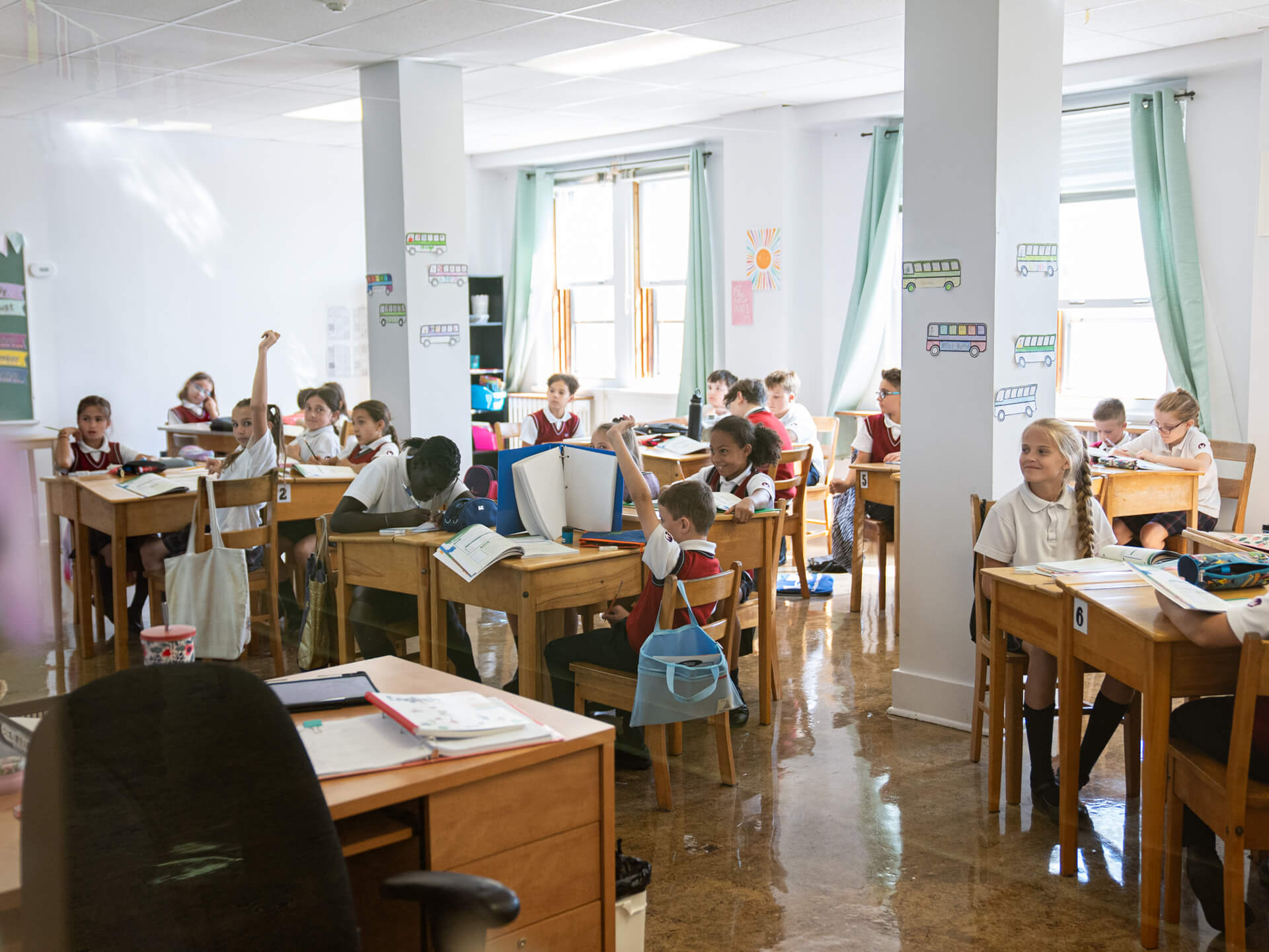 Élèves qui ont la main levée